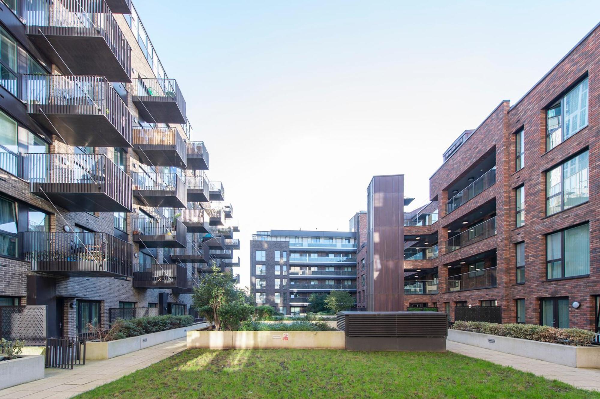Stunning Luxury 2 Bedroom Apartament *